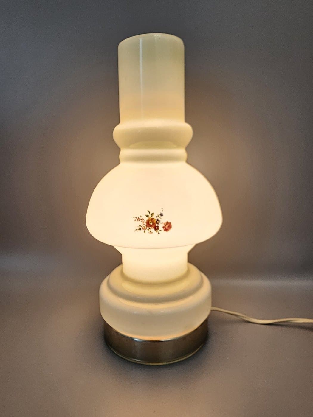 Luminária de Mesa Opalina com Flores